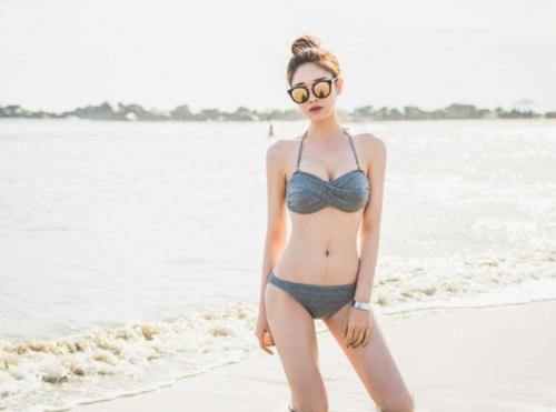 美女穿上泳衣肌肤被衬托的更加白皙，增加了美女的形象气质