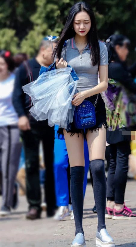 幼师小姐姐陪同小朋友们参加汇演，阳光太大晒得眼睛睁不开，紧身