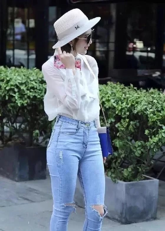 靓丽气质小姐姐，白色透视衬衫美搭淡蓝色高腰紧身牛仔裤，尽显朦
