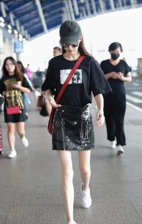 腰包都过时了!唐嫣拿着“木板包”参加活动，不愧是霸气御姐!