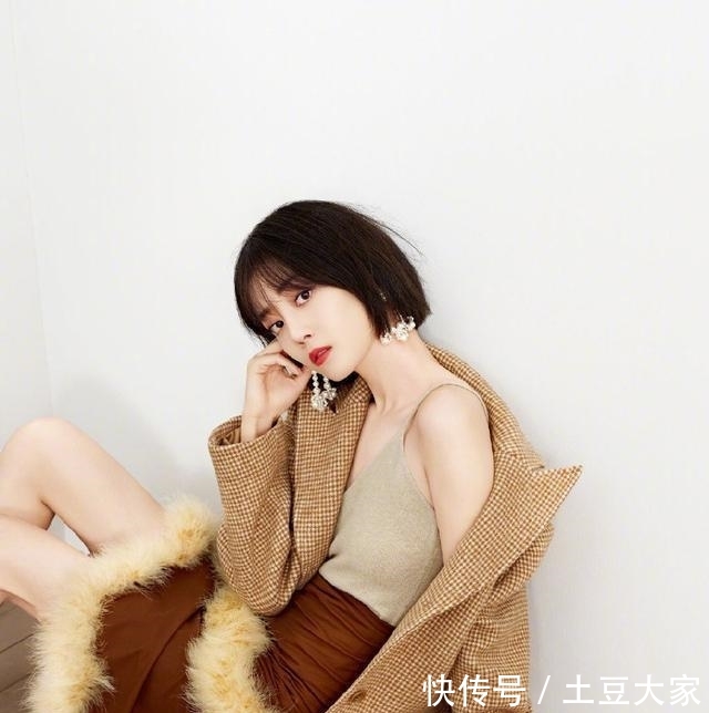 复古■她曾是杨幂工作室的艺人,今穿灯笼袖连衣裙,露美肩复古性感