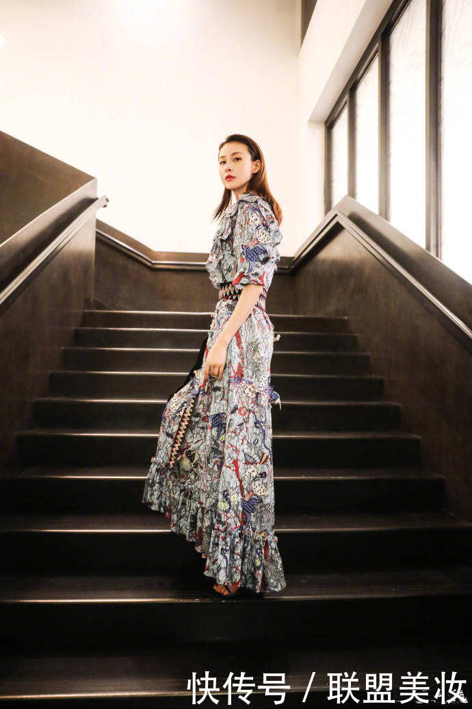 贾青为了红真是拼，西装内只穿了一件内衣，也敢不系纽扣！