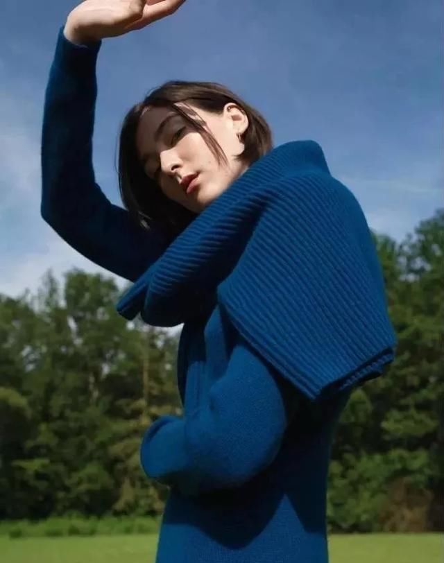  「别总」皮肤黄的女生别总穿黑白灰!建议试试这几种显白色,减龄气色好