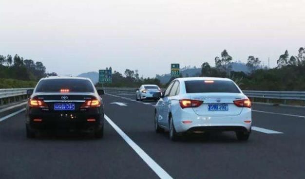  转向灯|高速超车，车在超速车道还用不用打左转向灯？交警：注意