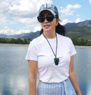 刘晓庆“够狠”，63岁还敢这样穿，网友：这身段只有20多岁吧