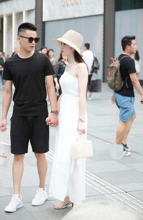 街拍：白色吊带连衣裙美女小巧可爱，小鸟依人的样子真的让人喜欢