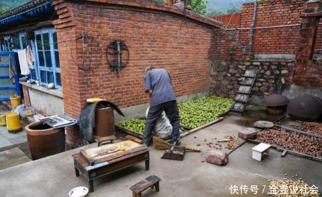  老两口@固执的农村老爸老妈：老房老院难舍，城里再好不是我的家