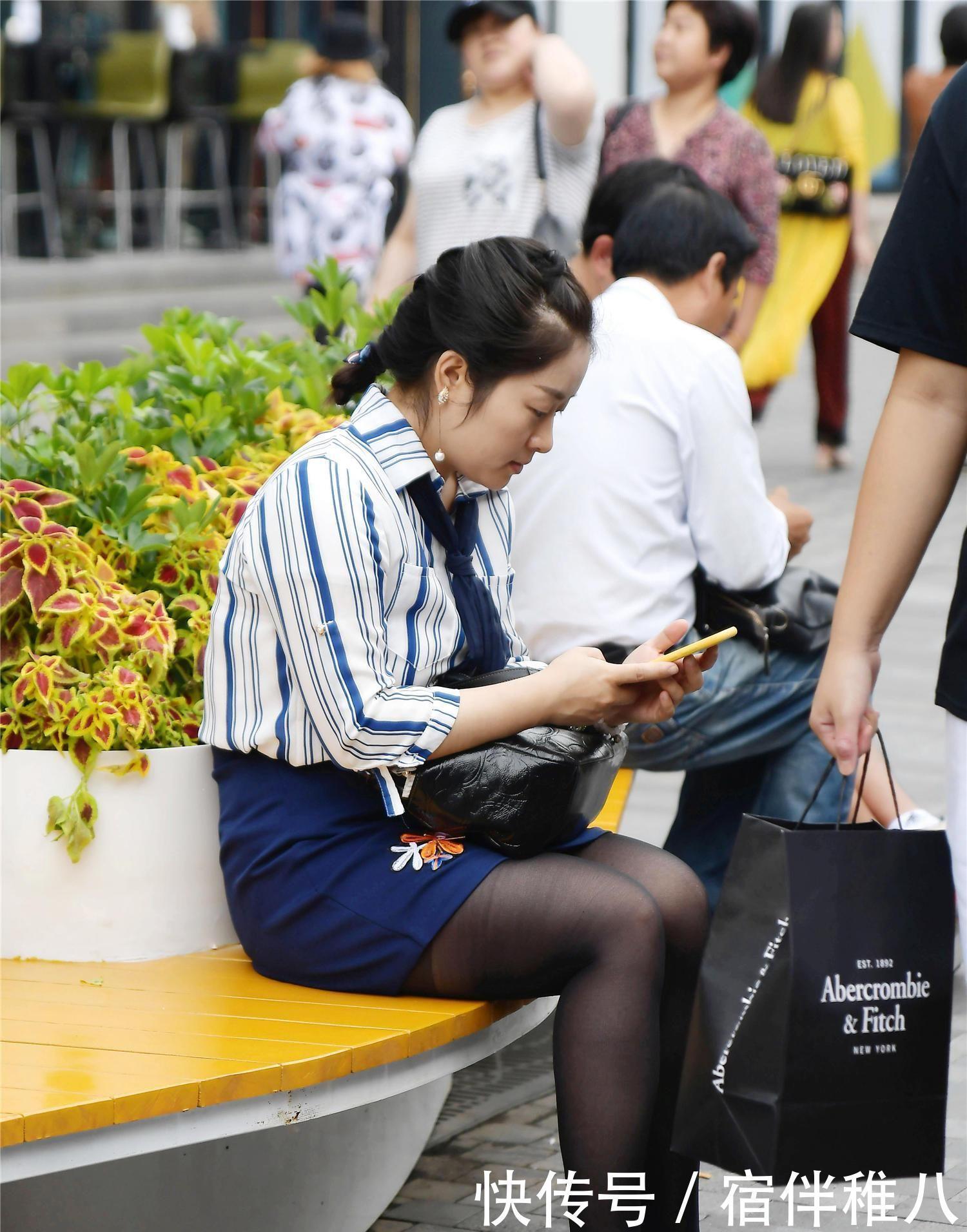 『显得』小姐姐一件吊带的上衣搭配上一条黑色的半裙,显得很有个性