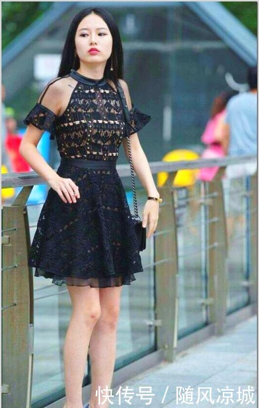 美女■街拍：穿黑色纱裙的长腿美女,漂亮高挑！
