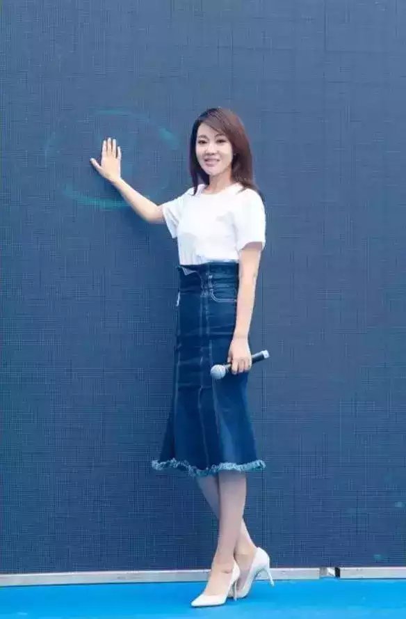 闫妮这薄纱穿的太紧了！身材曲线一览无余，网友：看到了不该看的