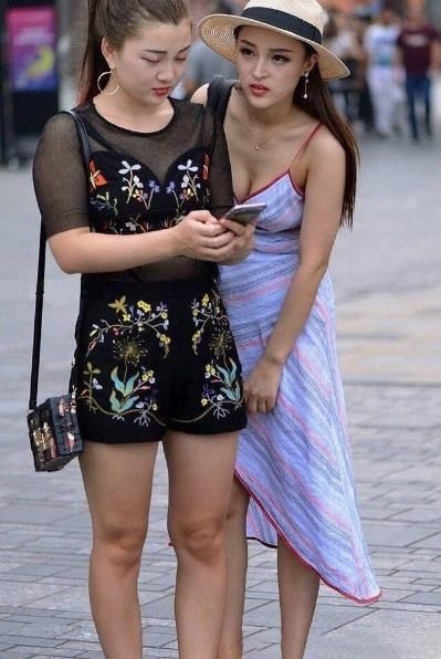 美女街拍:这位好看的小姐姐太“心机”了，上围太抢镜!