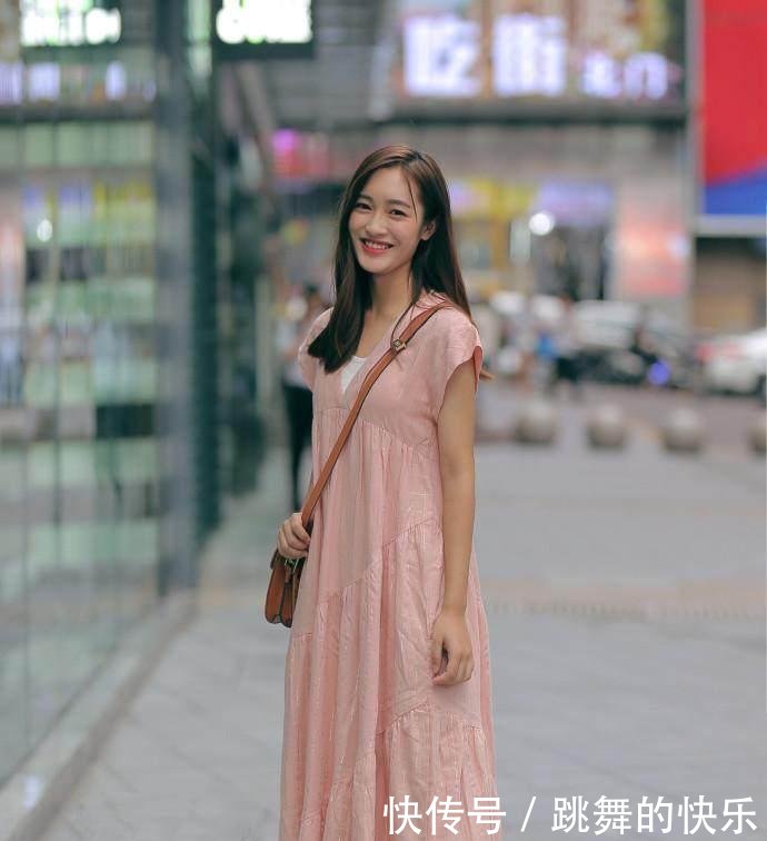 街拍前卫有魅力的美女，紧身穿搭很显活力，下身渔网袜真性感！