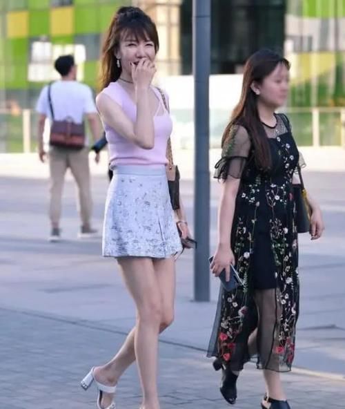  『美女』美女时尚街拍：端丽冠绝的美女，一件粉色连衣裙，时尚魅力女人味