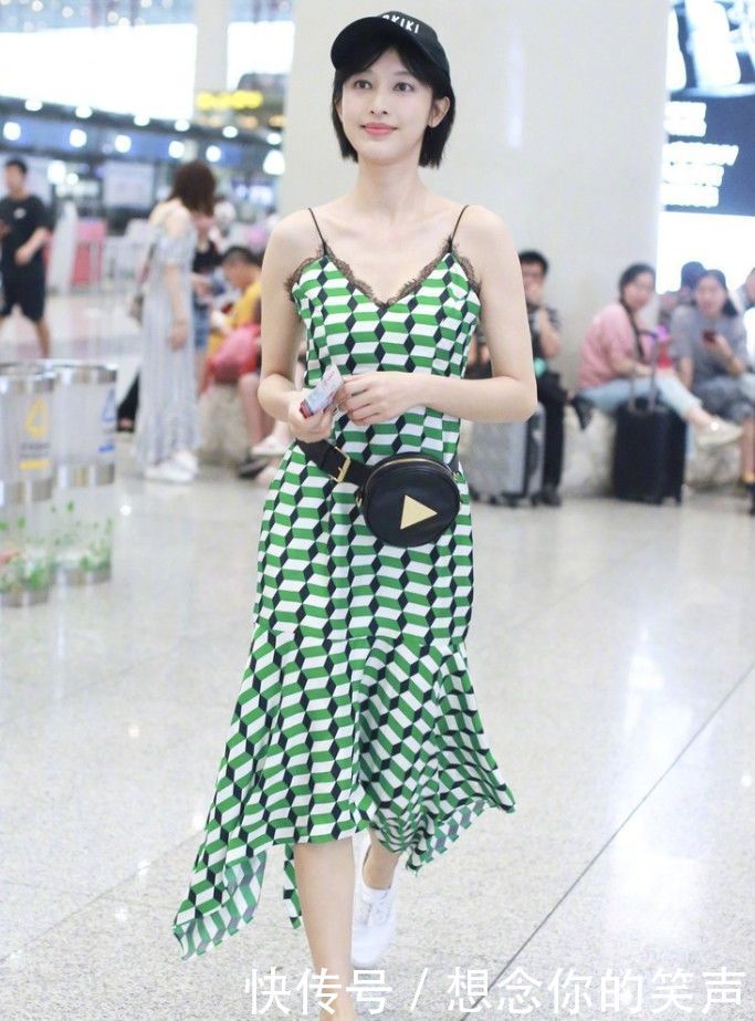 张俪现身机场，一袭青色吊带裙很清凉，“播放器”咋挂腰上呢？