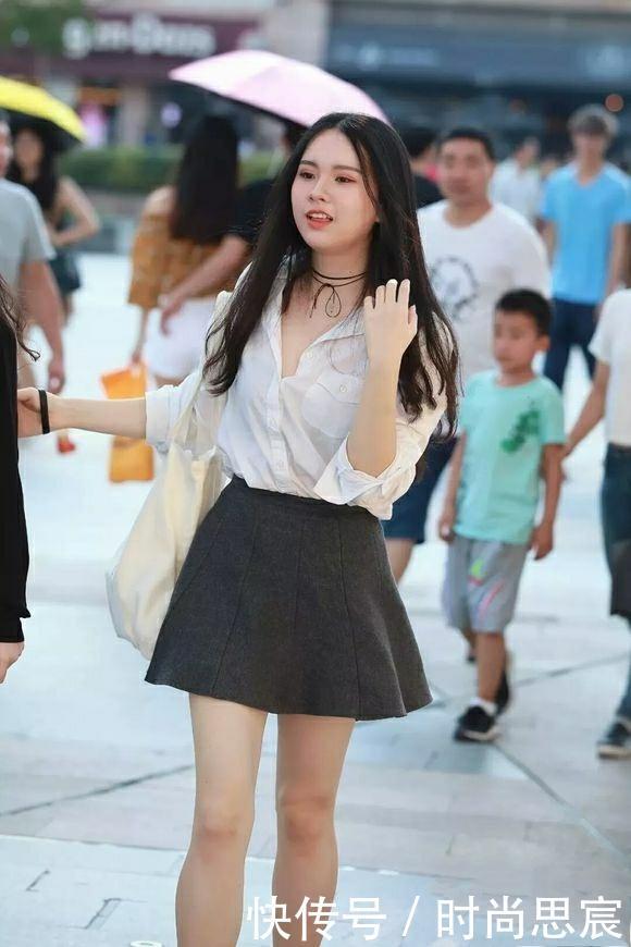 街拍: 红唇美女上演性感诱惑, 无袖上衣撩人心扉！