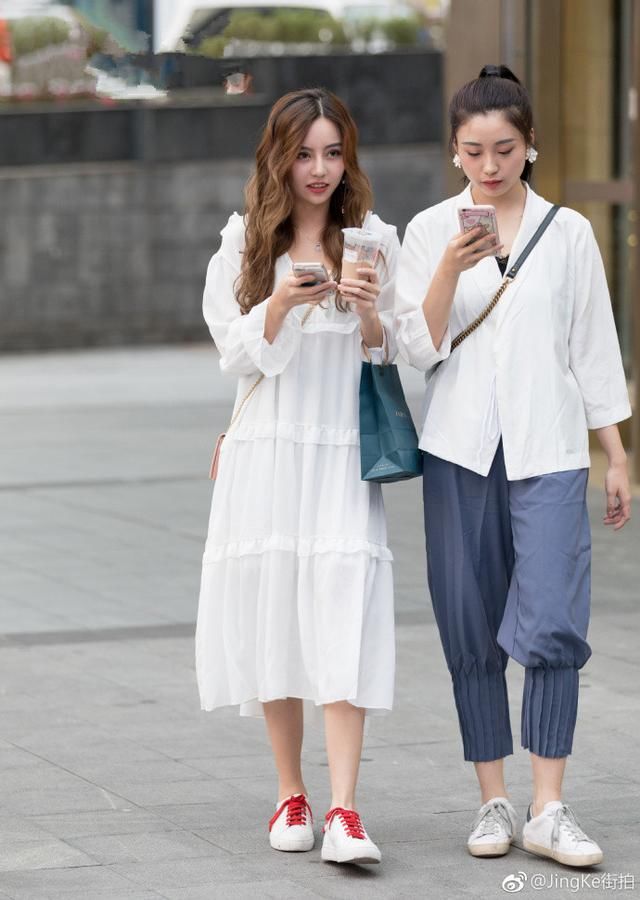 街拍，街头时尚的女孩都开始这样穿了，时尚、凉快、显身材