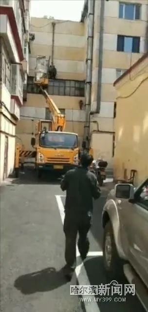  【蜘蛛人】蜘蛛人＋直臂机丨节日不放假，道里集中拆除高空烟囱、违法扩建阳台