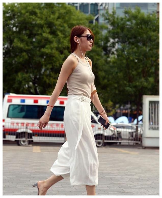 街拍：图四穿超短旗袍，凹凸有致的身材，让人面红心跳！