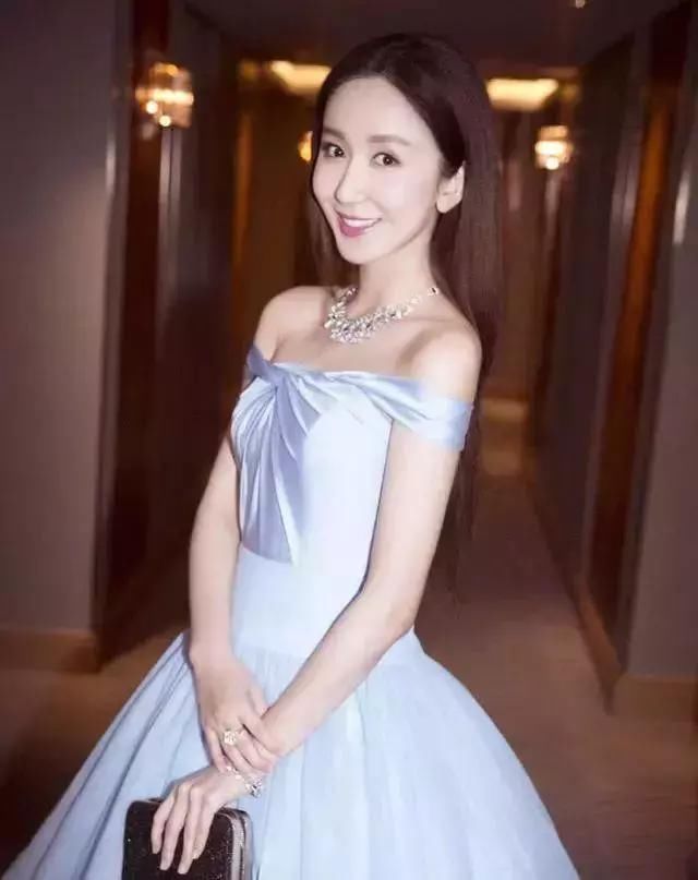 娄艺潇旗袍照曝光，双腿引发网友吐槽，网友:p图了吧