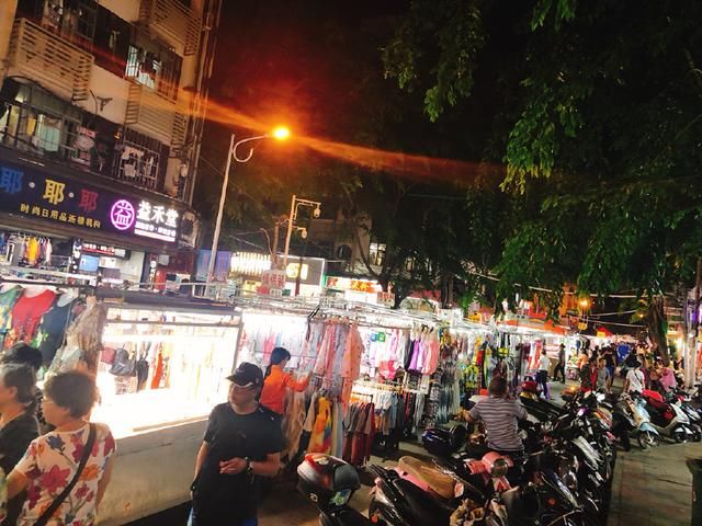 三亚最繁华海鲜市场夜市，当地人说海鲜最便宜，游客说：不被坑