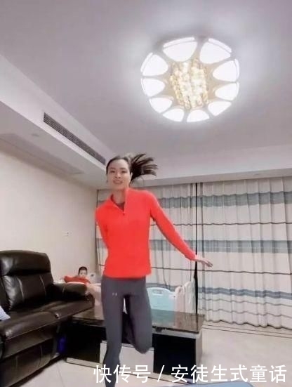 凹凸■34岁吴敏霞在家锻炼,穿紧身裤凹凸大长腿,女儿的表情亮了
