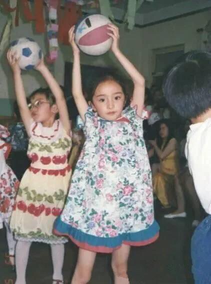 Angelababy童年照上热搜，这下真有人相信她没整容了