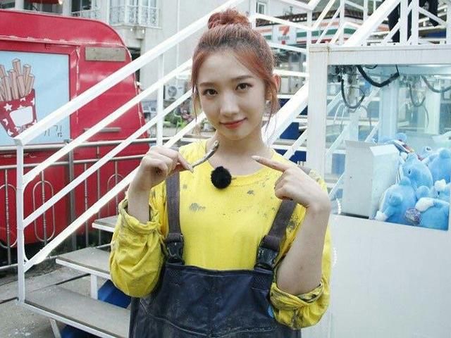 李子璇清爽造型现身机场，没想到开启了101美少女的初恋裤新潮流