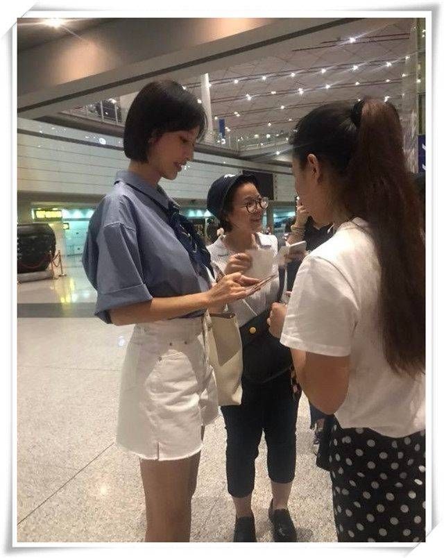 张俪穿白色短裤现身机场，一双大长腿一览无余，脚上的袜子太抢镜