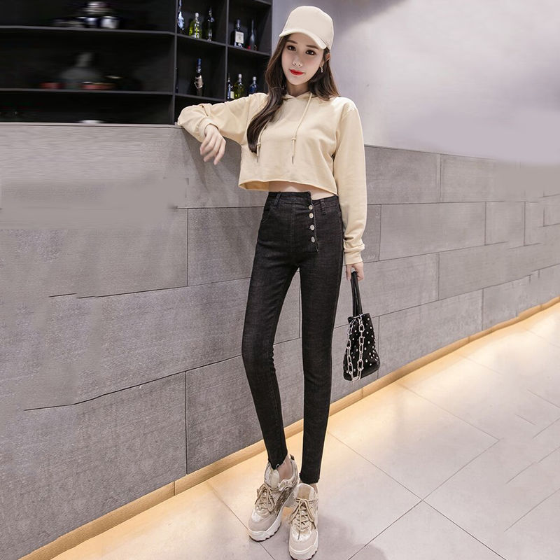 初秋穿裙子，不是很正确的选择，今秋流行配牛仔裤，时髦又显高挑