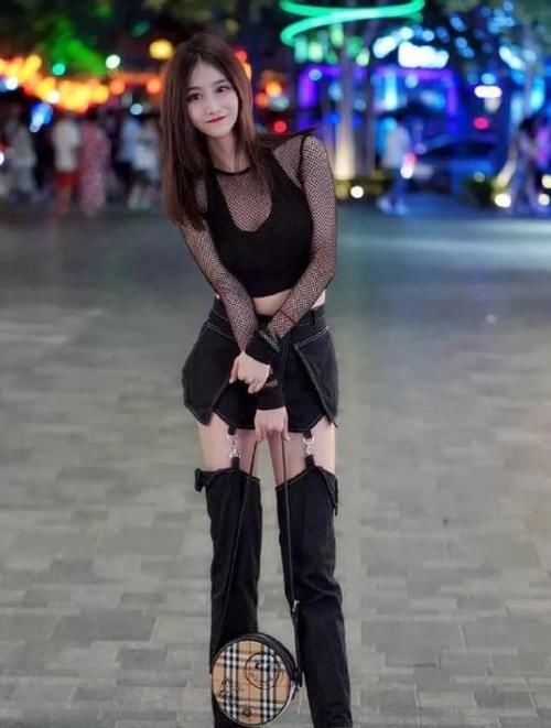  『美女』潮范儿女神来了，街拍：身材苗条的美女，一件白色衬衫配黑色短裤，时尚气质好身材