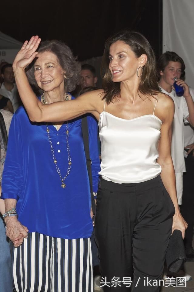 西班牙王后莱蒂齐亚90年代的时尚凉鞋，引爆时尚潮流