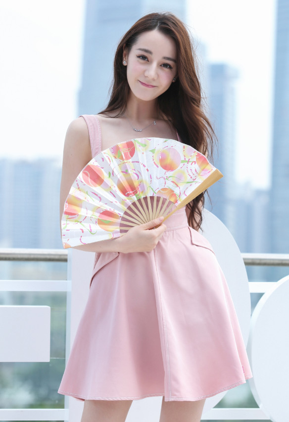 腿长就是王道，迪丽热巴穿凳子裙不仅不辣眼，还美上天！