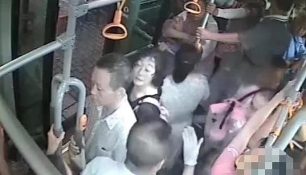 女子公交给朋友占座，被人抢后激烈争吵，公交司机一句话瞬间安静