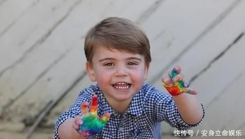  格子：路易小王子2岁生日新照来袭！穿格子衬衫变小画家，好羡慕这发量