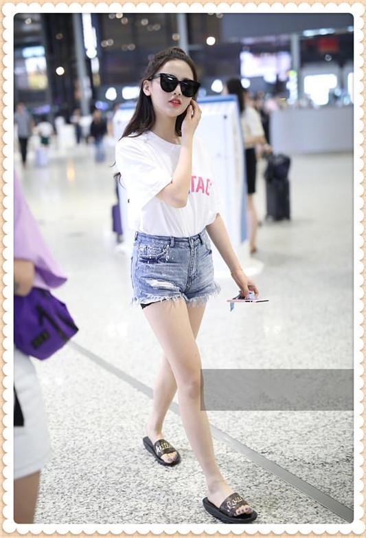 杨超越为秀大长腿豁出去了！热裤比安全裤还短，网友直呼：辣眼睛