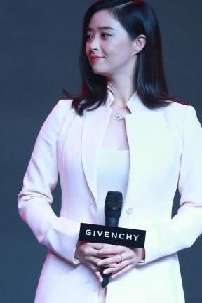 乐基儿放弃身材，这副乳和麒麟臂娱乐圈没谁了，网友：蒋欣你过来