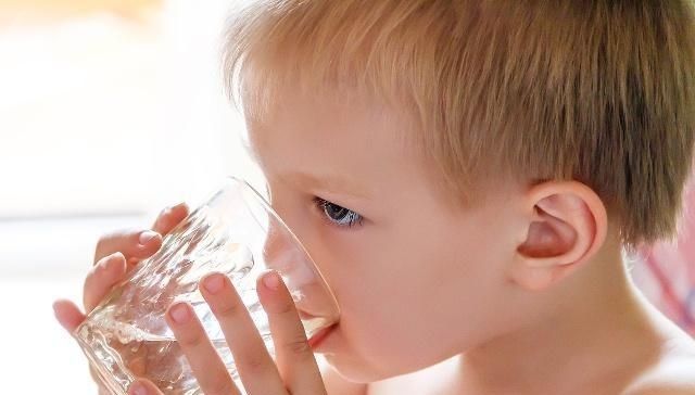 喂水:宝宝有这4个表现时,可能是因为身体缺水,宝妈该喂水了