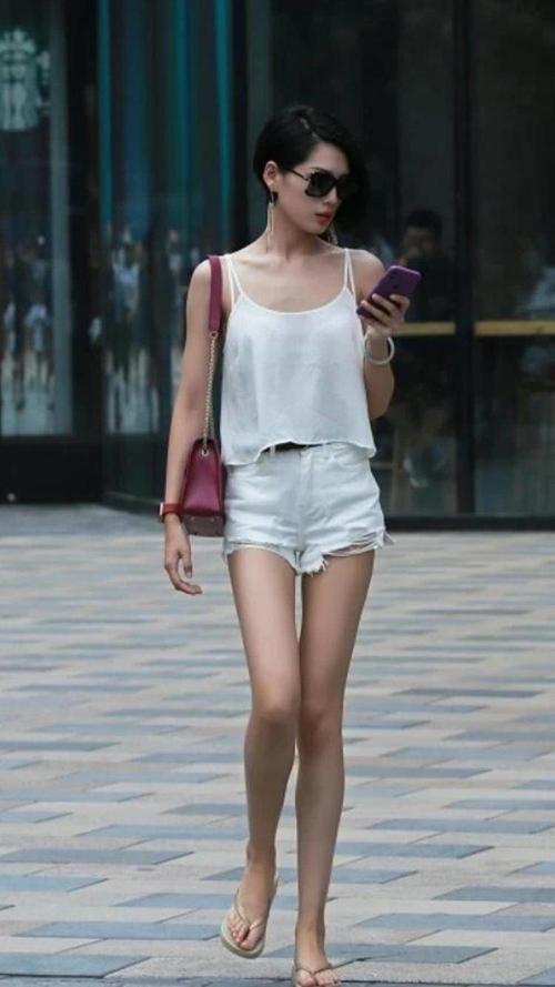 街拍：小姐姐脚踩一双绑带凉皮鞋，仅时髦好看，也很有气质！