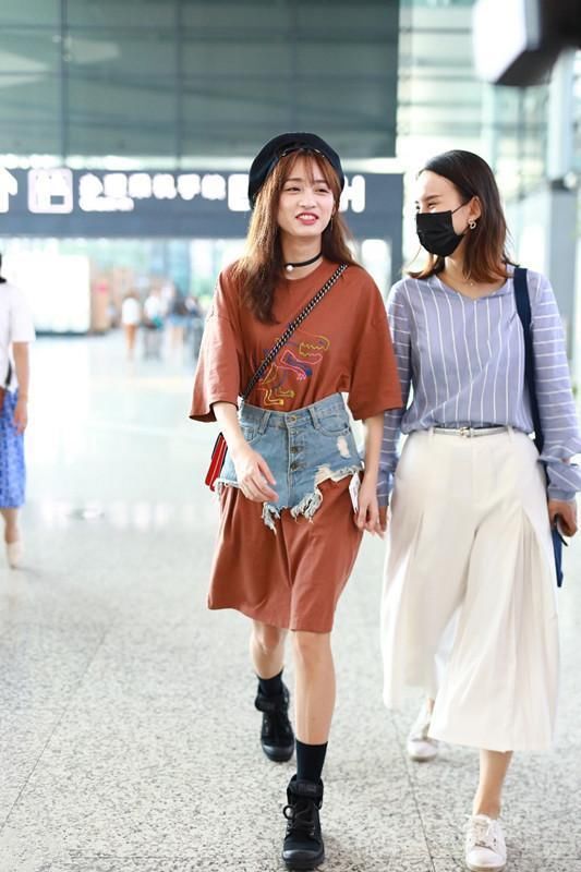 黄婷婷为了抢眼，居然在T恤裙上穿个牛仔短裤，网友:厉害了