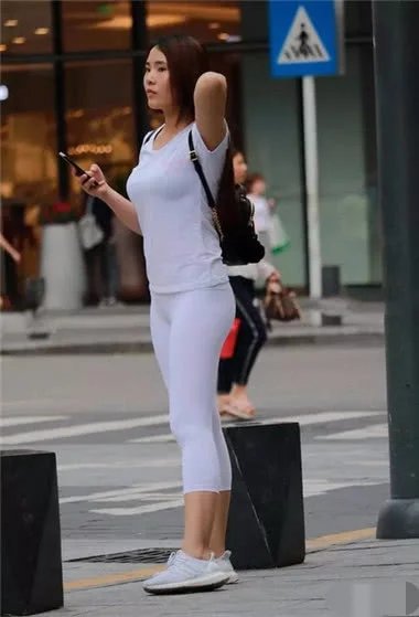 清纯美丽小姐姐身穿白色运动紧身裤搭配白色t恤衫，显得更加春春