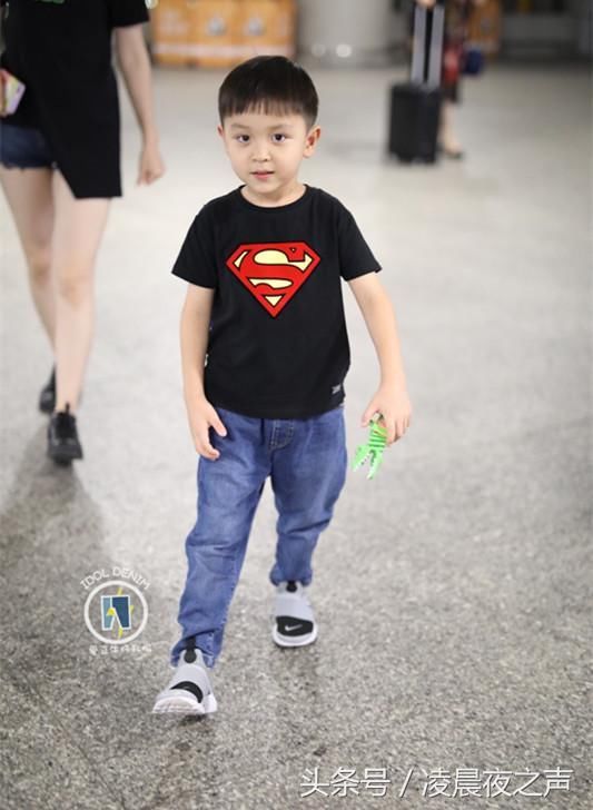 邓莎真厉害！这么紧的牛仔裤也硬塞进去挤出一圈肉，网友：真是拼