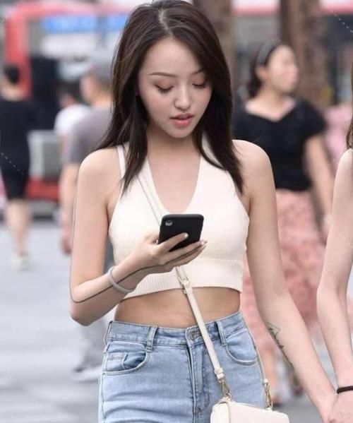  『红色』街拍：出水芙蓉的小姐姐，一条红色的连衣裙，时尚优雅美丽大方