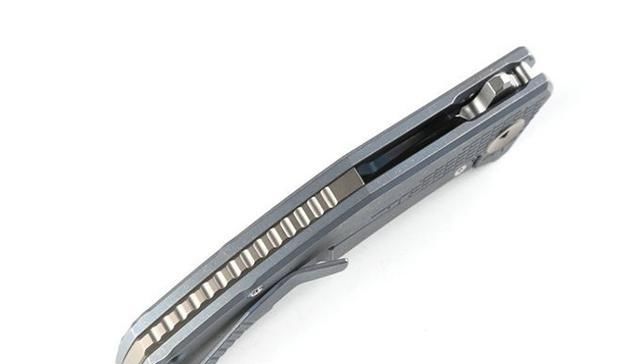 『鉴赏』「鉴赏」绿刺熊牛仔裤轴承折叠刀