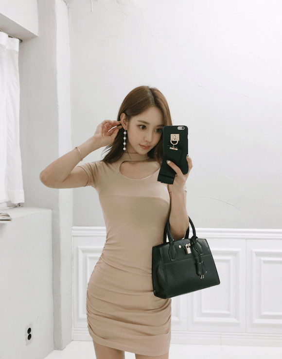 孙允珠裸色挂脖包臀裙, 美出新境界!