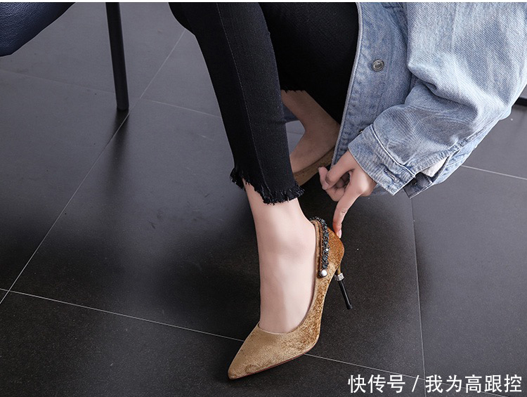 后鞋跟环绕着黑色金属链条的复古式高跟鞋