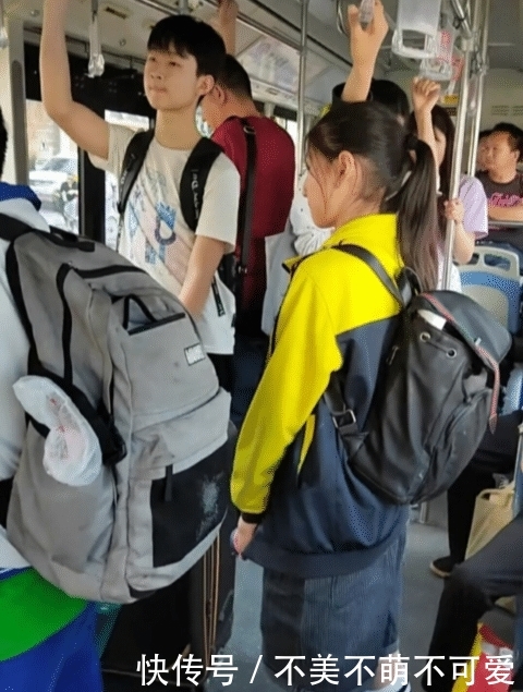  公交车|河南南阳：两位大姐占四个座，几名乘客全程站立，公交车