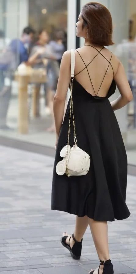 性感短发小姐姐，黑色漏背吊带长裙显诱人极致身材，背影真的好迷