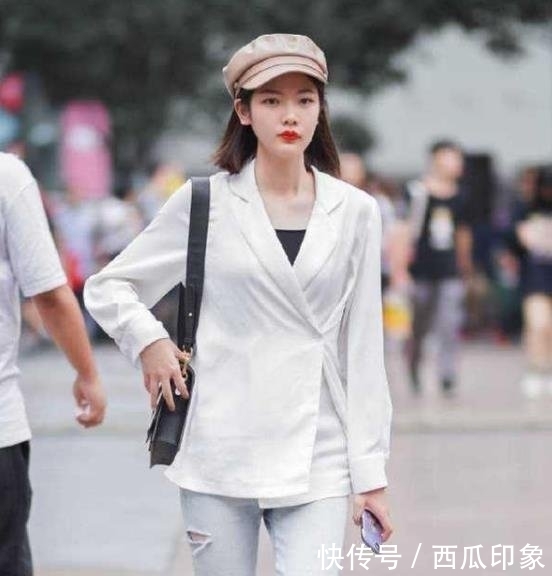 『短袖』街拍瑰姿艳逸的美女,一件黑色短袖配条纹长裤,时尚达人气质