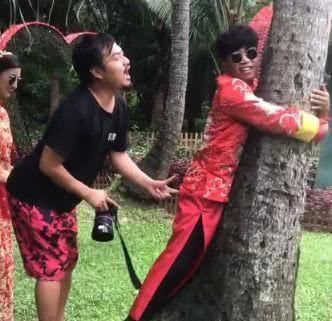 「婚纱照」小情侣拍婚纱照,新郎被逼爬树,看到成片一切都值了
