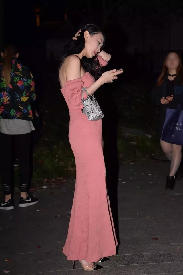 粉色一字肩开叉长裙搭配复色高跟鞋，柔美复古高贵奢华